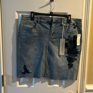 Denim skirt with black details